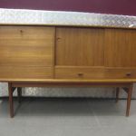 560 2079 Sideboard/ bar..